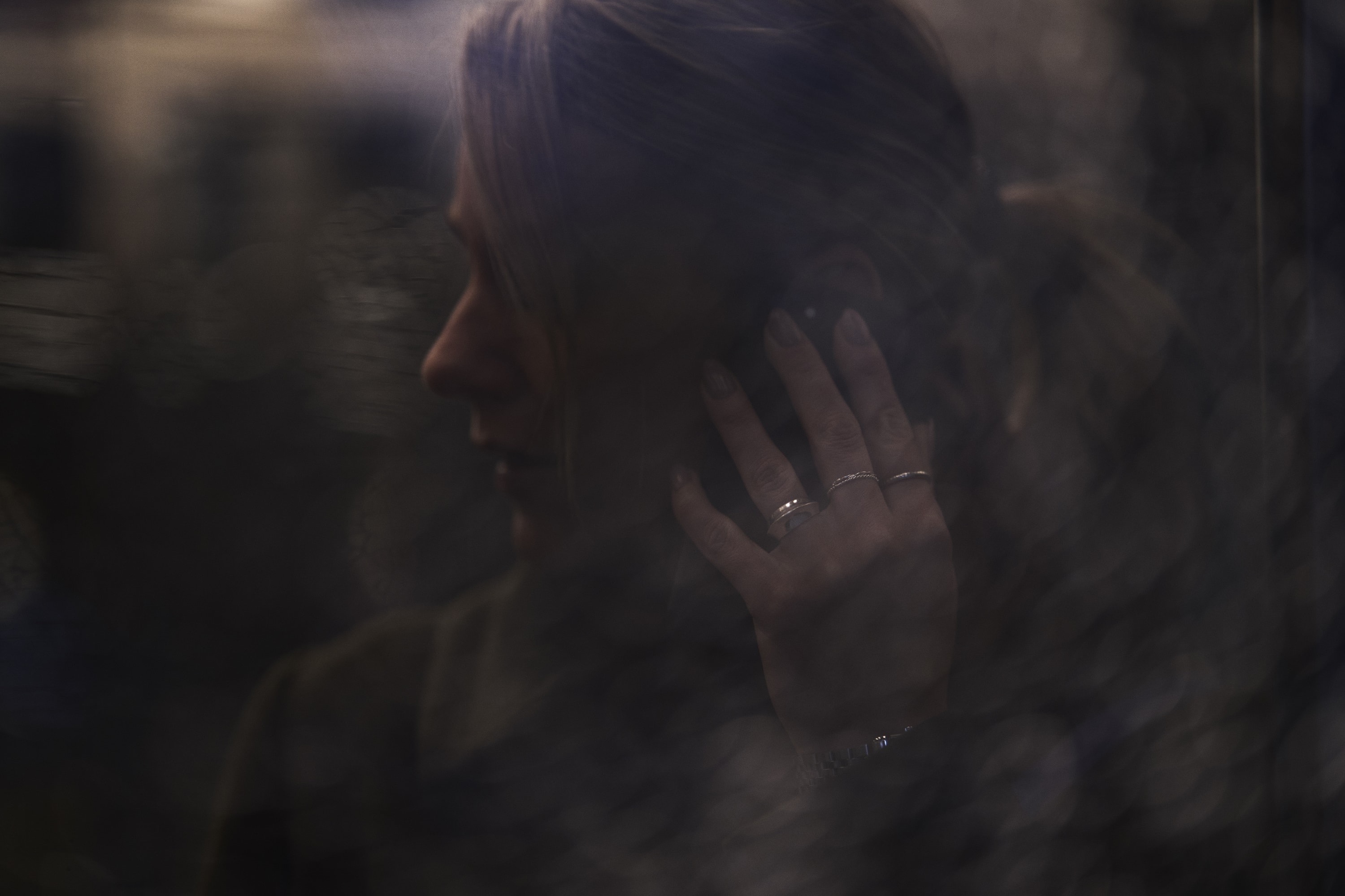 Billede til FAQ med kvinde der taler i telefon